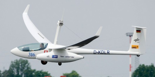 Highly modified Lange Antares flies on fuel cells powered by hydrogen in large wing tanks