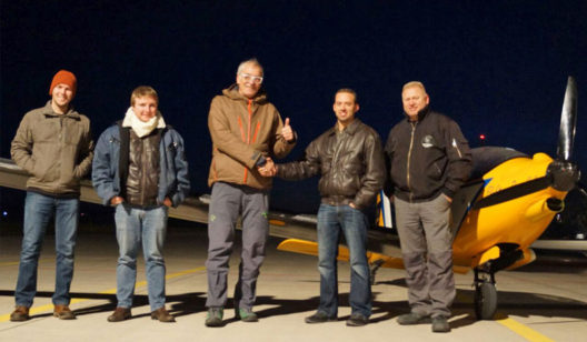 Calin Gologan giving thumbs up and shaking hands with Luminati test pilot Bob Lutz. Lutz praised the handling characteristic of the little craft